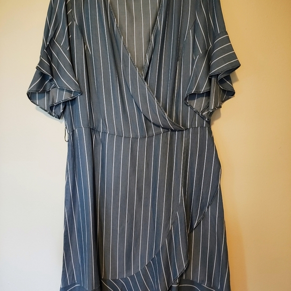 CITY CHIC WOMEN'S BLUE/WHITE PEN STRIPES RUFFLE FAUX WRAP DRESS SIZE L/20 - Picture 1 of 12